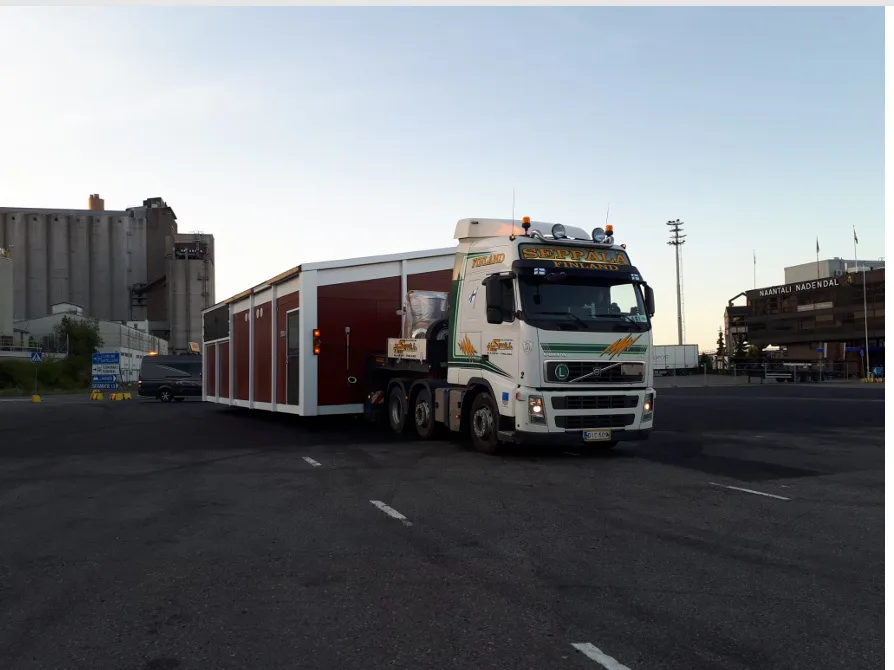 Volvo kuorma-auto erikoiskuormalla